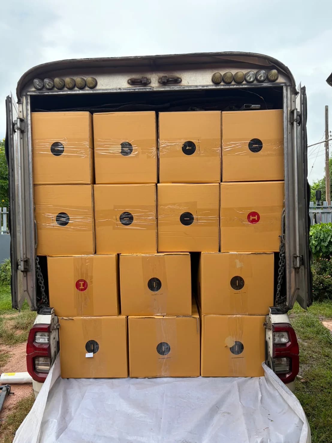 รถกระบะตู้ทึบรับจ้าง BLK99 บรรทุกกล่องพัสดุและสินค้าโรงงานเต็มคันรถ